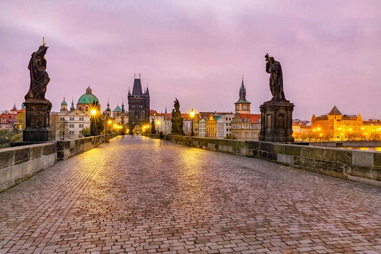 Cầu Charles bắc qua sông Vltava tại Praha, Séc