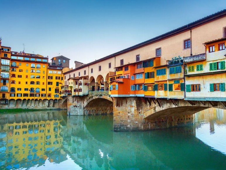  Cầu Ponte Vecchio bắc qua sông Arno với các cửa hàng vàng bạc