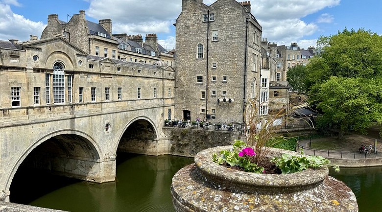 Cầu Pulteney Bridge với hàng cửa hiệu hai bên