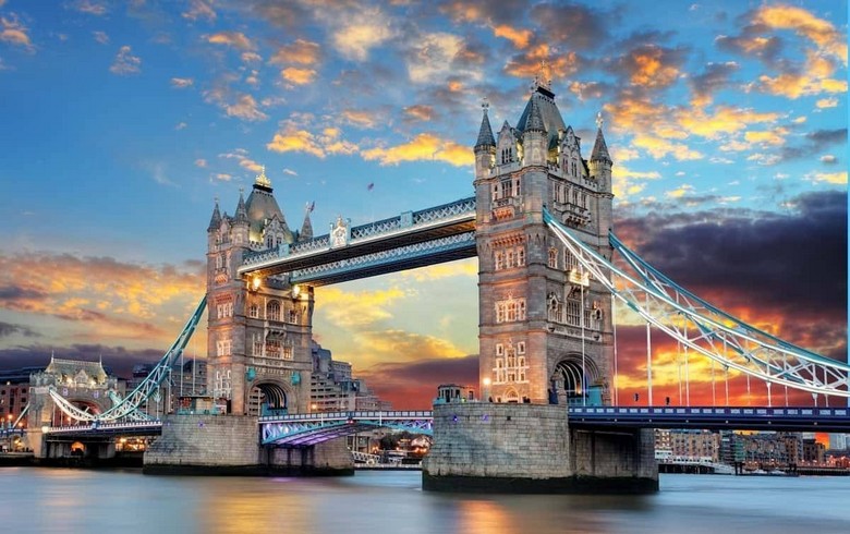 Cầu Tower Bridge và tòa White Tower nhìn từ bờ sông Thames