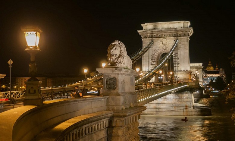 Cầu Xích Chain Bridge nối hai bờ Buda và Pest về đêm