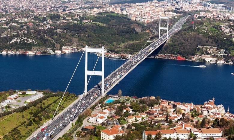 Cầu bắc qua eo biển Bosphorus nối liền châu Âu và châu Á tại Istanbul
