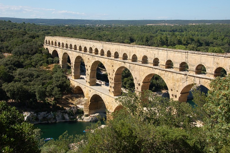 Cầu dẫn nước La Mã Pont du Gard bắc qua sông giữa vùng Provence