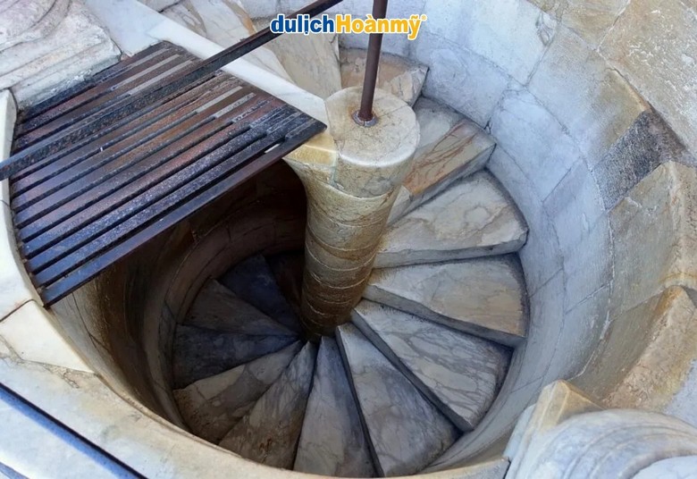 Cầu thang xoắn ốc bằng đá cẩm thạch bên trong tháp nghiêng Pisa