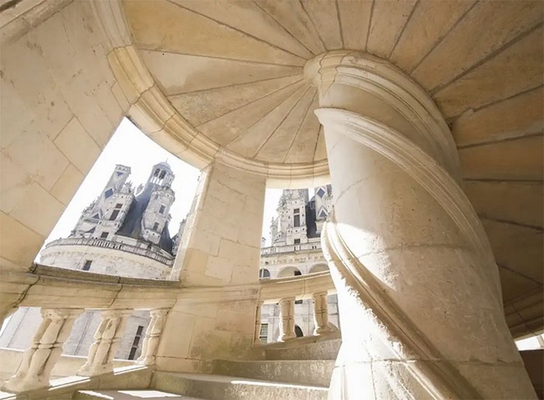 Cầu thang xoắn kép nổi tiếng bên trong lâu đài Chambord