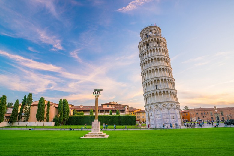 Cận cảnh độ nghiêng của tháp Pisa so với các tòa nhà xung quanh quảng trường