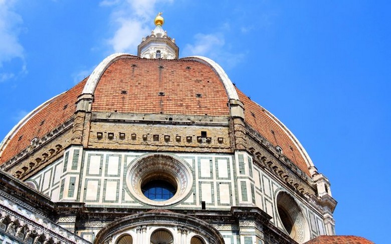  Cận cảnh mái vòm gạch đỏ Duomo Florence và đèn lồng trên đỉnh