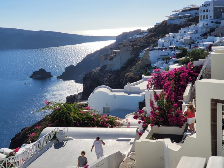 Cận cảnh nhà hang đào vào vách đá núi lửa ở Santorini