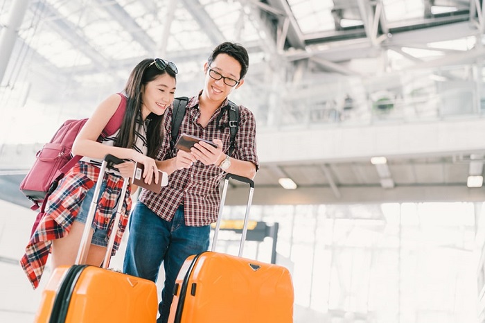 Cặp đôi Việt Nam làm thủ tục tại sân bay Nội Bài trước chuyến trăng mật