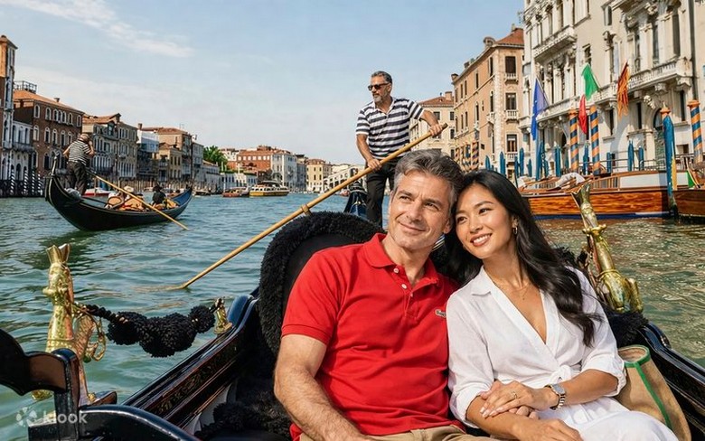 Cặp đôi ngồi thuyền gondola trên kênh đào Venice nước Ý