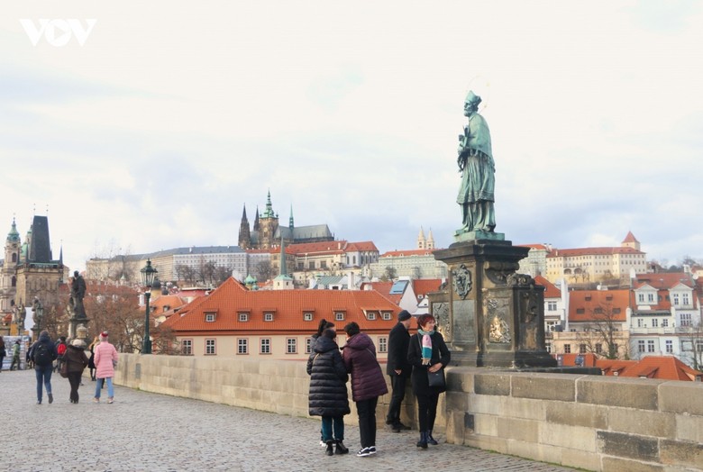 Cặp đôi tản bộ trên cầu Charles thành phố Praha