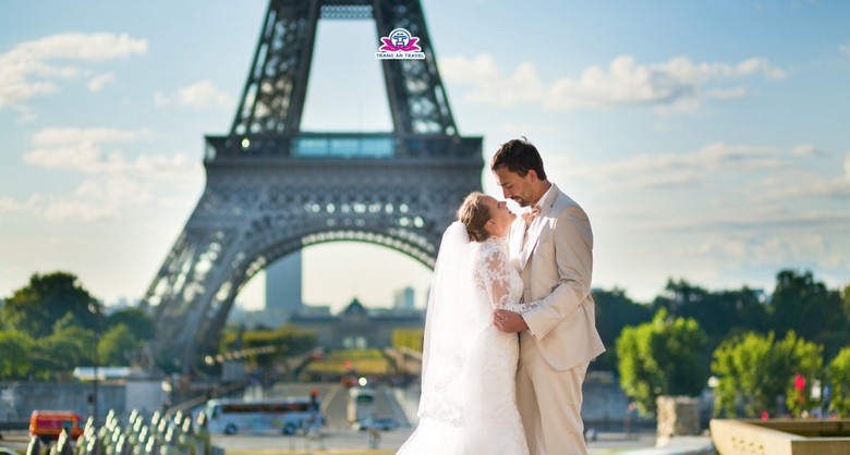 Cặp đôi trăng mật chụp ảnh lãng mạn dưới tháp Eiffel Paris