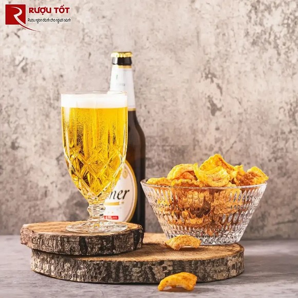 Cốc bia Pilsner vàng óng với lớp bọt trắng tại một quán bia Séc