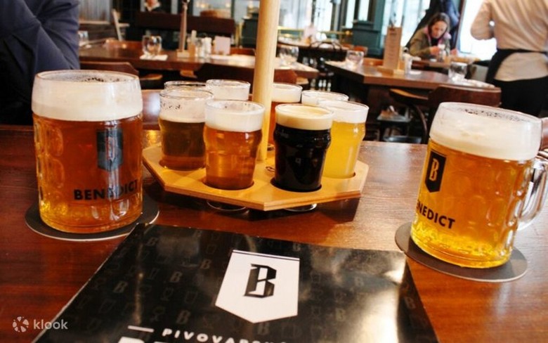 Cốc bia hladinka rót đầy bọt tại quán hospoda cổ ở Praha