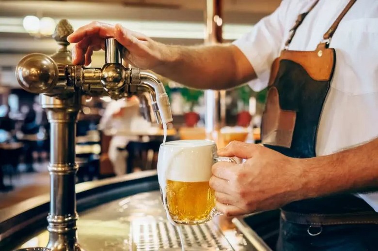 Cốc bia tươi Séc trong một quán bia cổ ở Praha