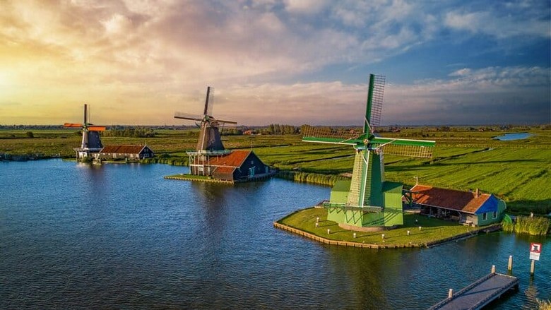 Cối xay gió cổ tại Zaanse Schans bên bờ sông Zaan