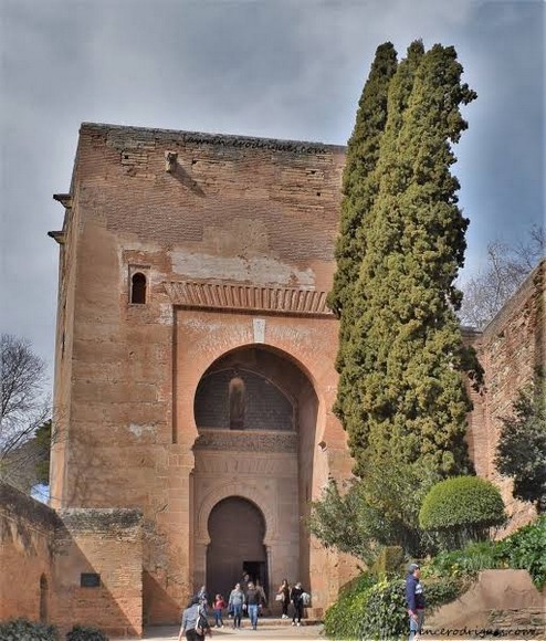Cổng Puerta de la Justicia dẫn vào khu Alcazaba của Alhambra