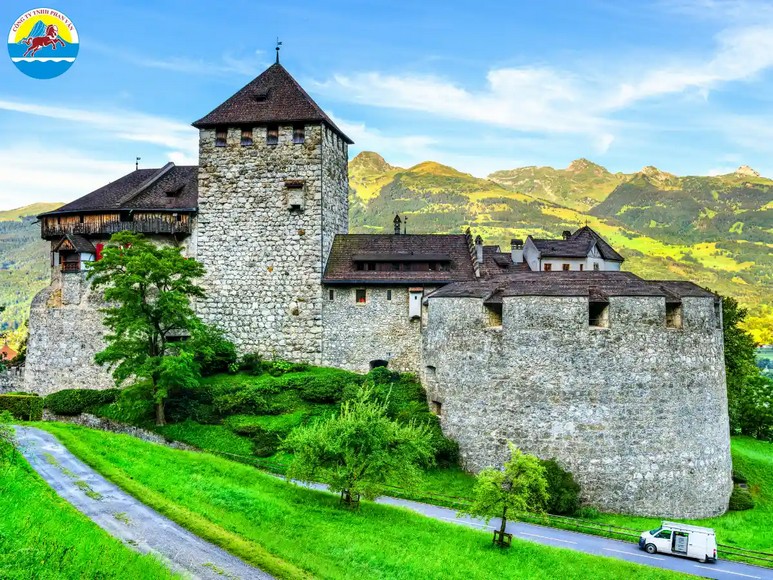 Cổng ngoài lâu đài Vaduz nhìn từ con đường dẫn lên đồi