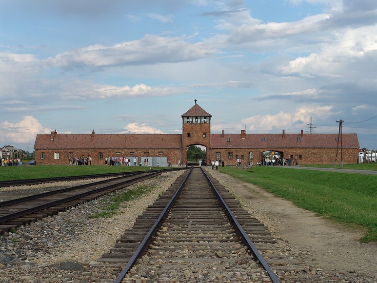 Cổng trại Auschwitz với đường ray xe lửa dẫn vào bên trong