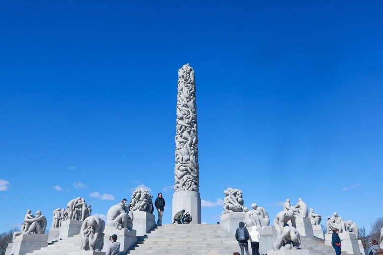 Cột đá Monolith với 121 hình người khắc liền khối giữa công viên Vigeland