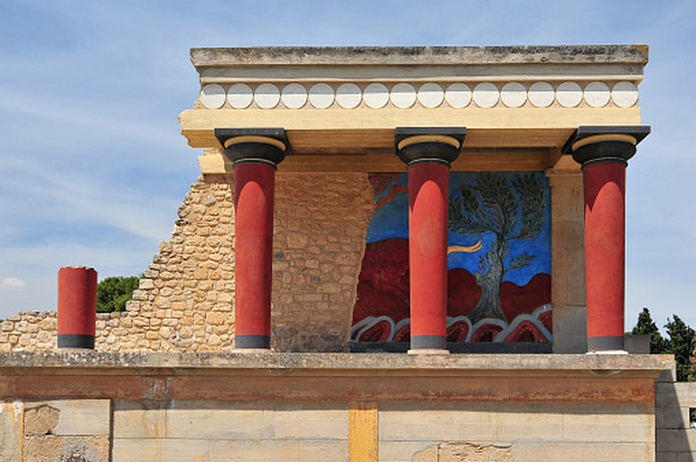 Cột đỏ đặc trưng và sân trong của cung điện Knossos