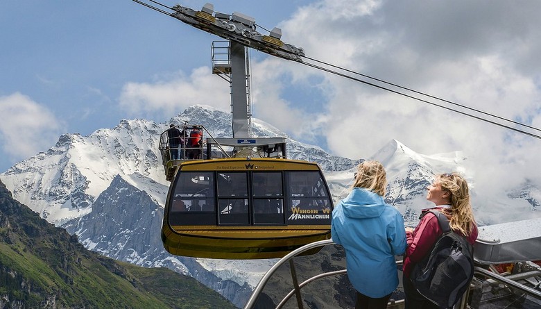 Cabin cáp treo Männlichen hiện đại di chuyển giữa khung cảnh núi Alps
