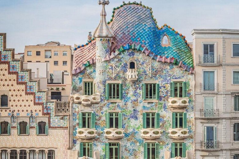 Casa Batlló với mặt tiền độc đáo trên đại lộ Passeig de Gràcia