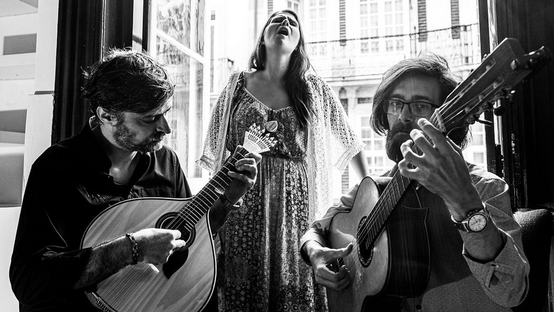 Chân dung đen trắng phong cách hoài cổ của một nữ danh ca Fado bên đàn guitarra