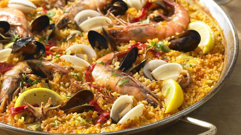Chảo paella hải sản kiểu Tây Ban Nha nhìn từ trên xuống