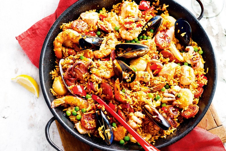 Chảo paella hải sản truyền thống của Tây Ban Nha
