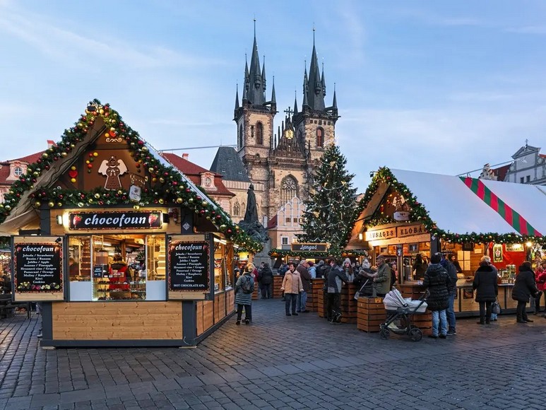 Chợ Giáng sinh tại quảng trường Phố cổ Praha vào tháng 12