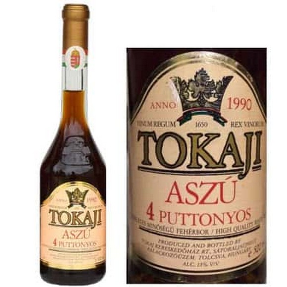 Chai rượu Tokaji Aszú cùng vùng nho Tokaj phía sau