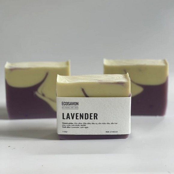 Chai tinh dầu và xà phòng lavender bày bán tại phiên chợ Provence