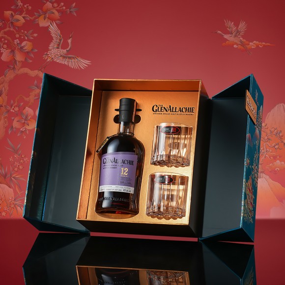 Chai whisky Scotland được gói quà cùng hộp gỗ sang trọng