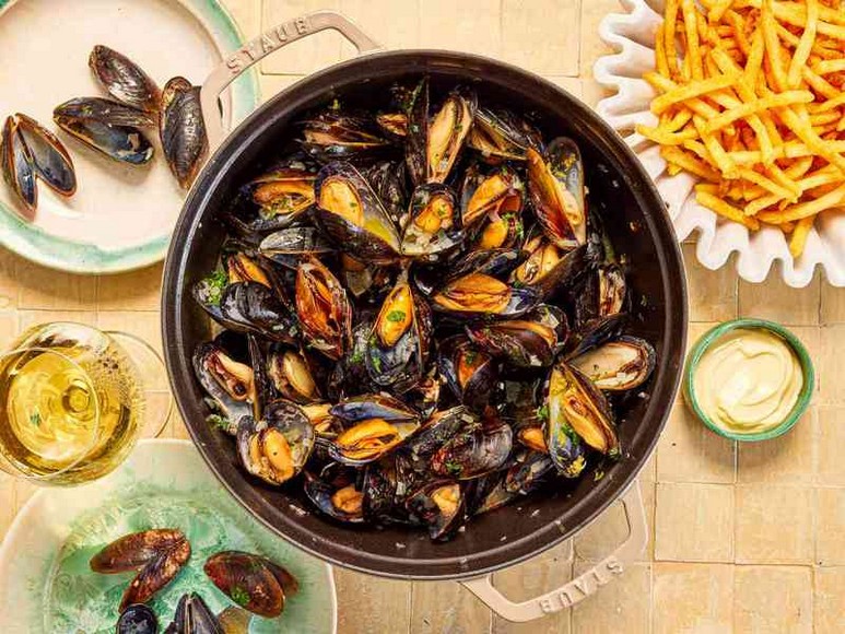 Chocolate Bỉ, waffle, frites và một ly bia Trappist bày cùng nhau trên bàn