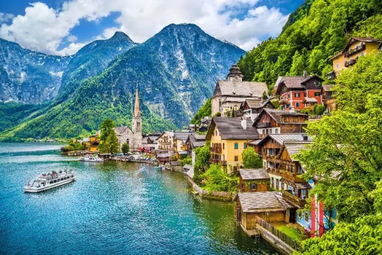 Chuyến phà chở khách qua hồ Hallstättersee từ ga tàu vào trung tâm làng
