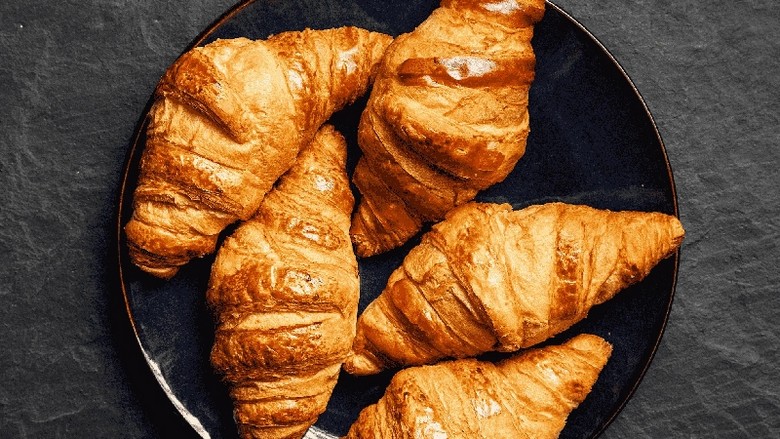 Croissant bơ giòn xốp mới ra lò tại tiệm bánh Pháp