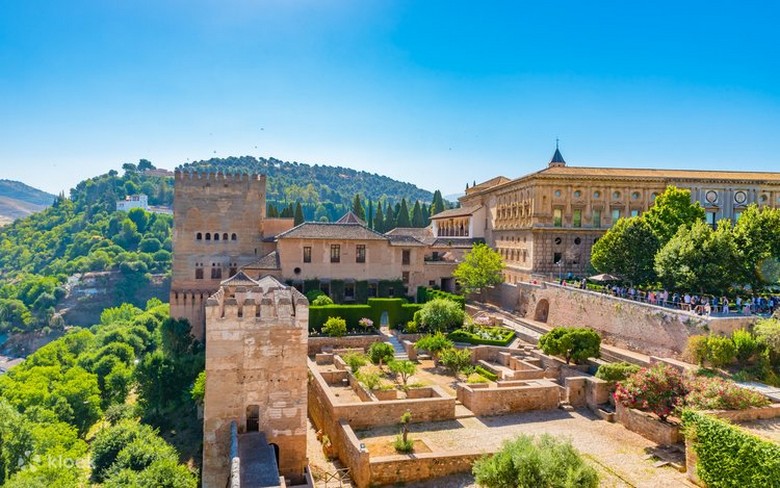 Cung điện Alhambra ở Granada nhìn từ đồi Albayzín