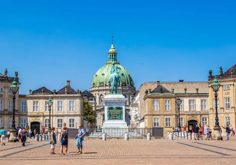 Cung điện Amalienborg với lính gác trong lễ đổi gác