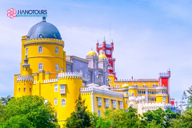 Cung điện Pena rực rỡ sắc đỏ vàng trên đồi Sintra