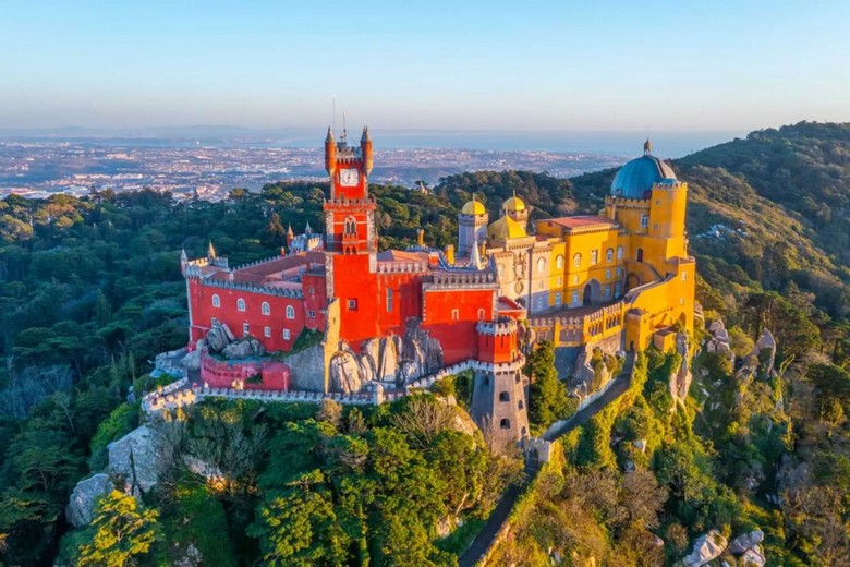 Cung điện Pena rực rỡ sắc đỏ vàng trên đồi Sintra