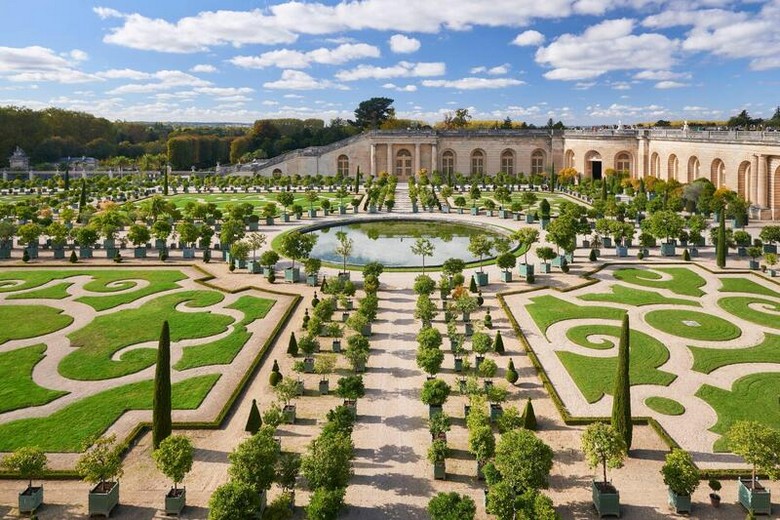 Cung điện Versailles nhìn từ khu vườn phía sau vào buổi sáng