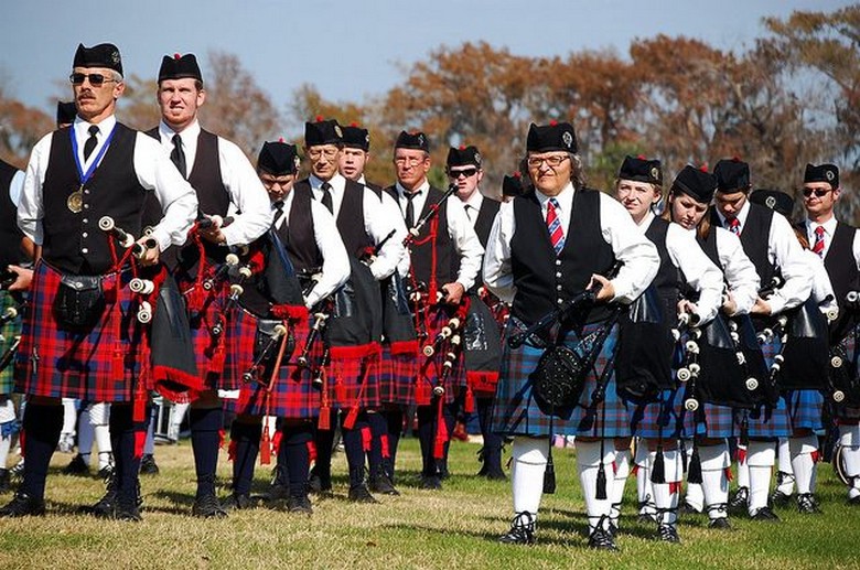 Dàn quân nhạc mặc kilt diễu hành trước lâu đài Edinburgh rực sáng
