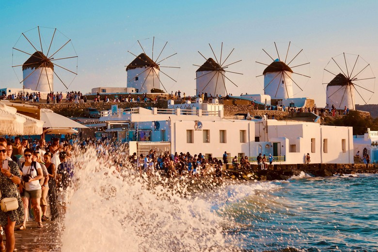 Dãy cối xay gió cổ Kato Mili nhìn ra biển tại Mykonos