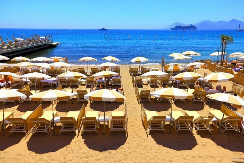  Dãy ghế nằm tại một câu lạc bộ bãi biển tư nhân dọc La Croisette