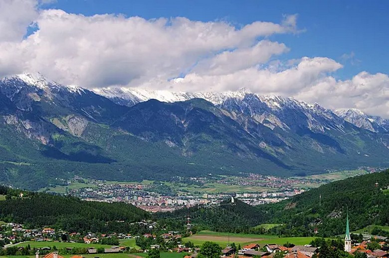 Dãy núi Karwendel nhìn từ trung tâm thành phố Innsbruck