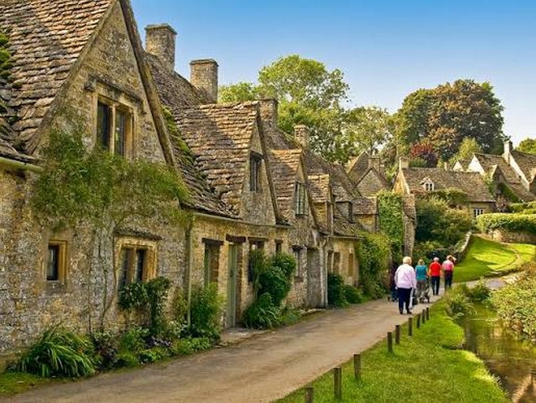 Dãy nhà đá vàng Arlington Row soi bóng bên dòng sông Coln ở Bibury