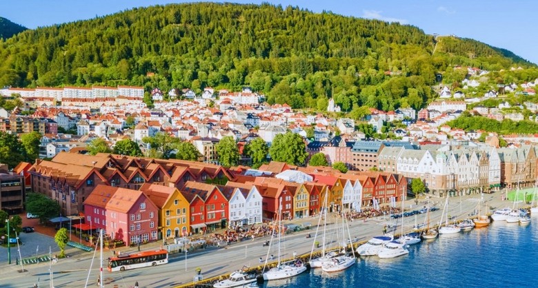  Dãy nhà gỗ sơn màu đặc trưng của phố cổ Bryggen bên bến cảng Bergen
