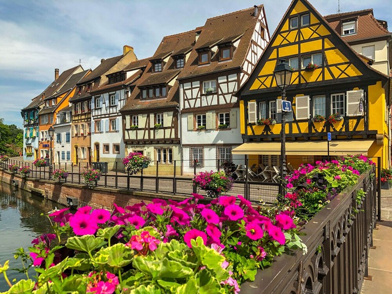 Dãy nhà khung gỗ colombage nhiều màu trong phố cổ Colmar