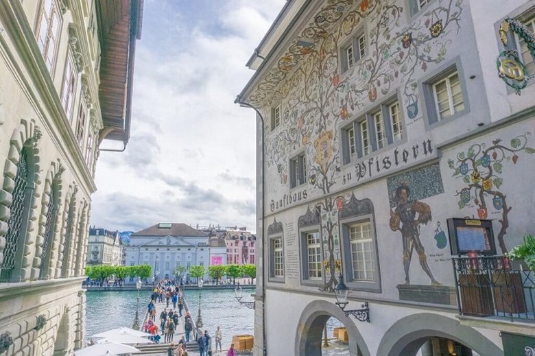 Dãy nhà mặt tiền vẽ tranh tường trong phố cổ Lucerne